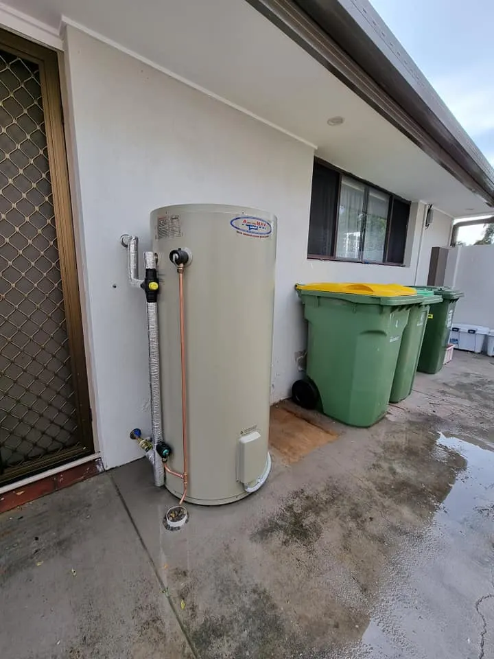 Hot water unit and tempering valve